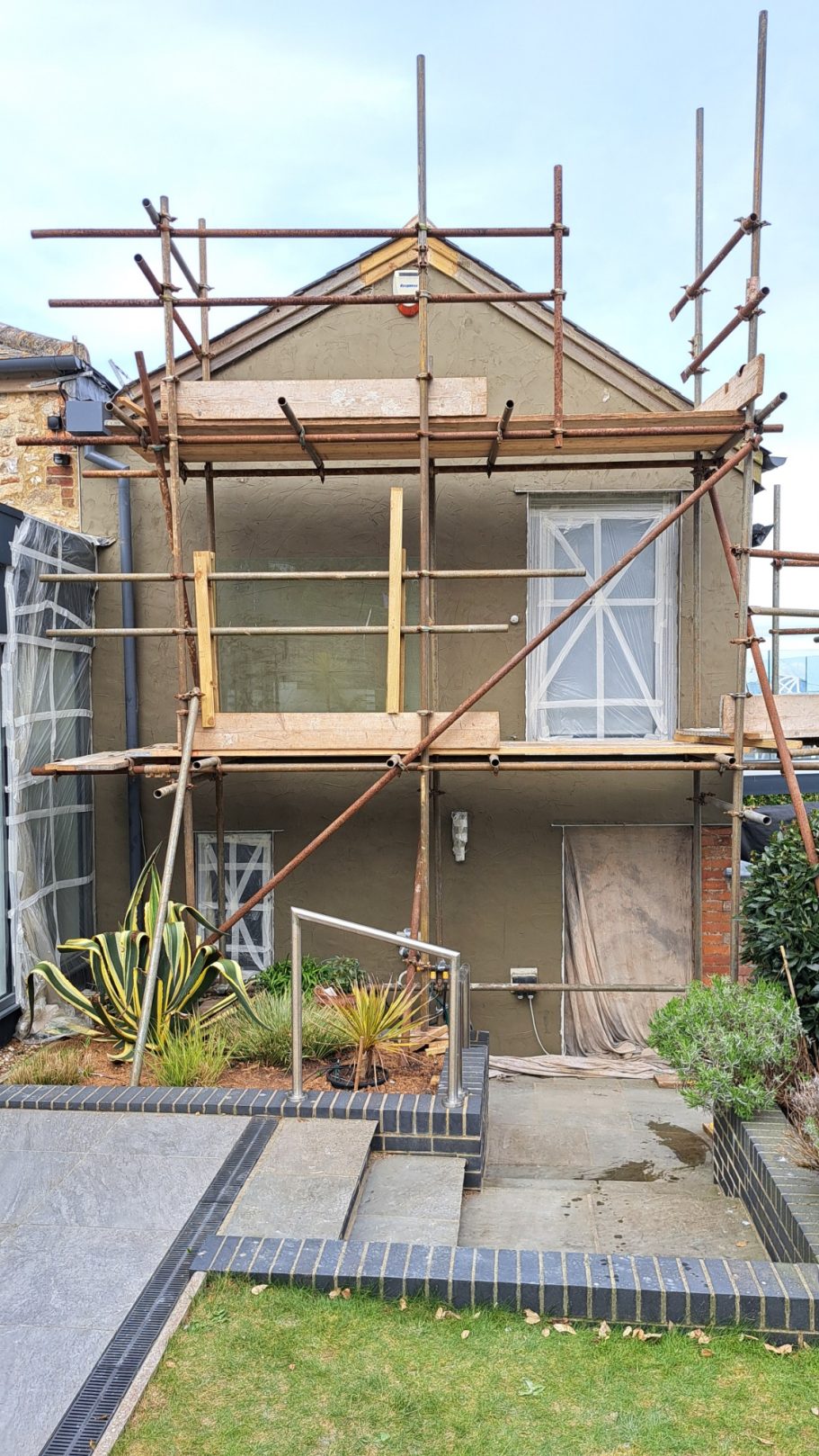 Base coat Silicone Hybrid Render application. Base coat Silicone Hybrid Render application.