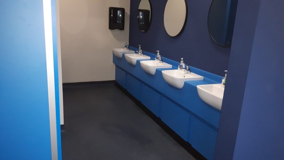 Basins are inset into the worktop. Basins are inset into the worktop.