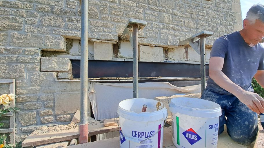 7: A new lead tray is added above the door and a 'C' section steel lintel is added. 7: A new lead tray is added above the door and a 'C' section steel lintel is added.