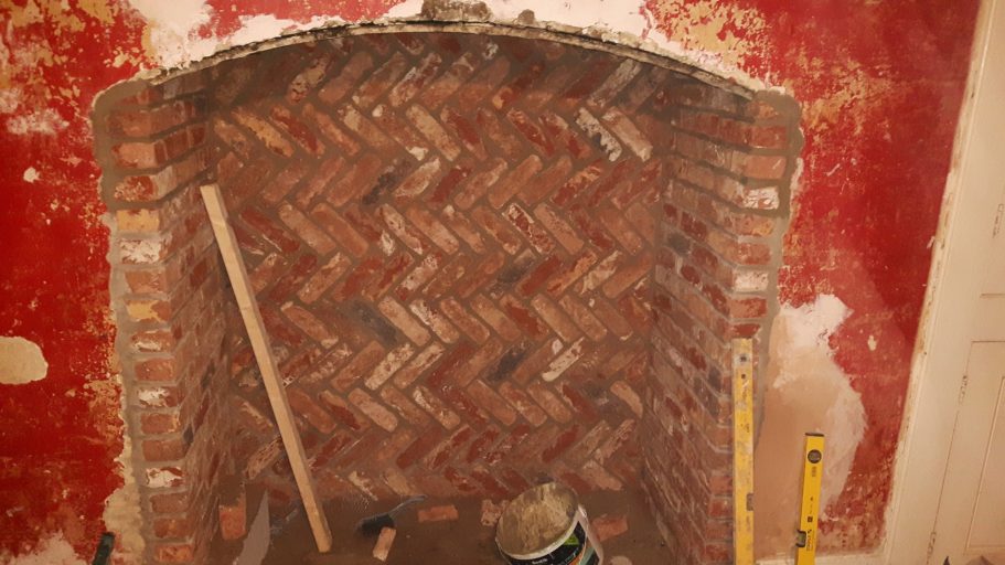The brickwork is complete and pointed, the chimney can now be addressed. The brickwork is complete and pointed, the chimney can now be addressed.