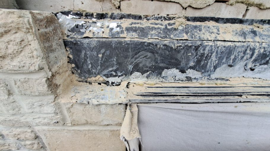 6: After removing the lintel it is obvious the flash band had been cut through by the window fitters some years ago. 6: After removing the lintel it is obvious the flash band had been cut through by the window fitters some years ago.