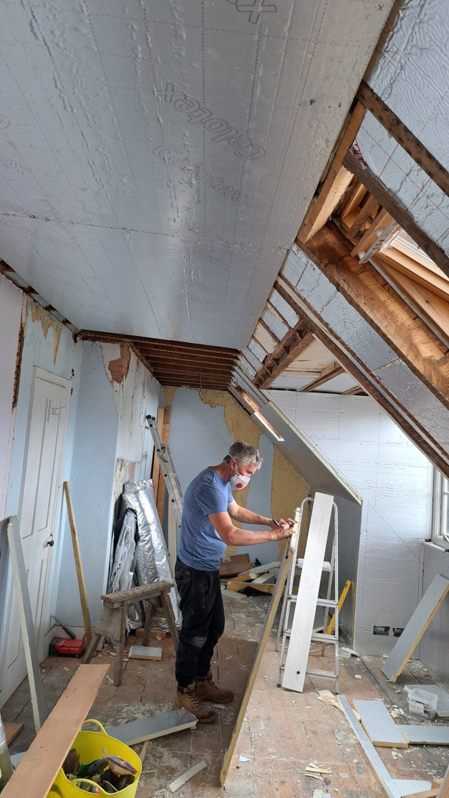 3: The second layer of insulation is put on in larger slabs, reducing the potential for gaps. 3: The second layer of insulation is put on in larger slabs, reducing the potential for gaps.